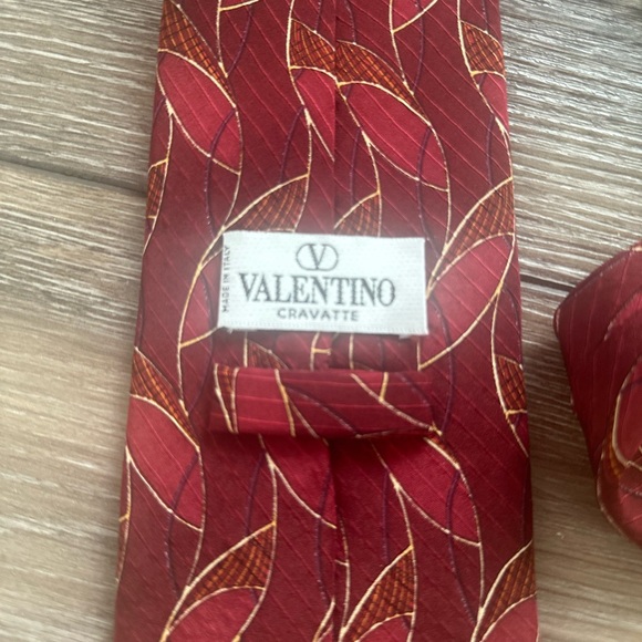 VALENTINO 100%...silk Designer withRed Golden Leaves - Picture 7 of 9